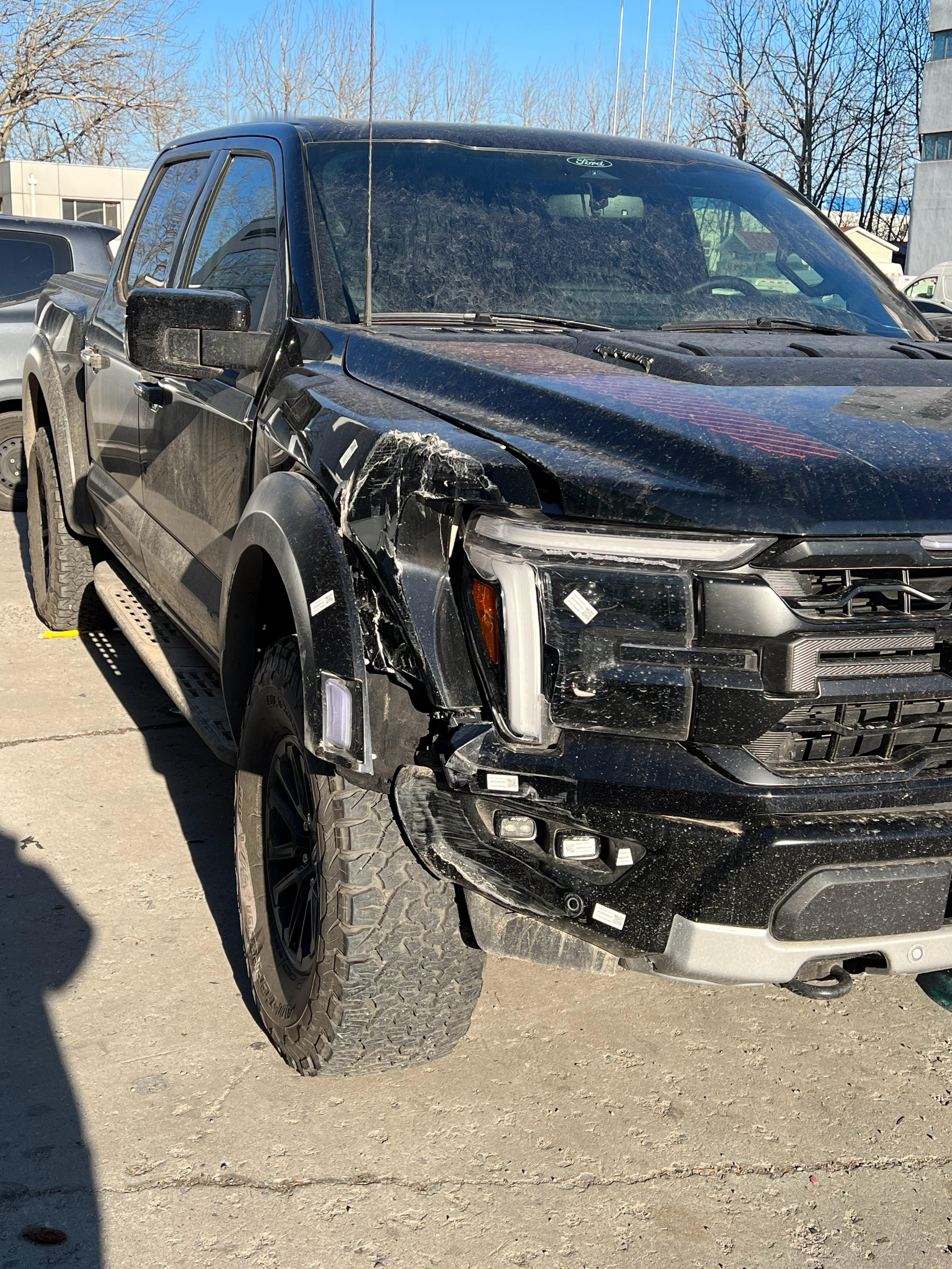 大新F150猛禽，撞了撞击力度还不小，底下的钢制保险杠都变形了这些皮卡和美式全尺