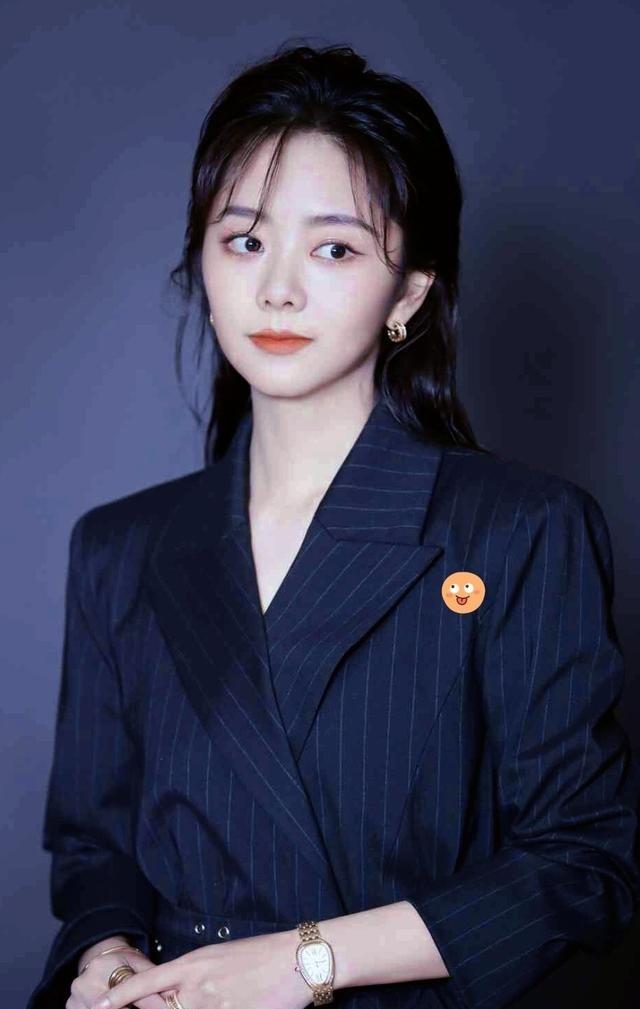 好奇查了下谭松韵的出身，不查不知道，一查吓一跳，谭松韵根本不是什么资源咖，就是靠