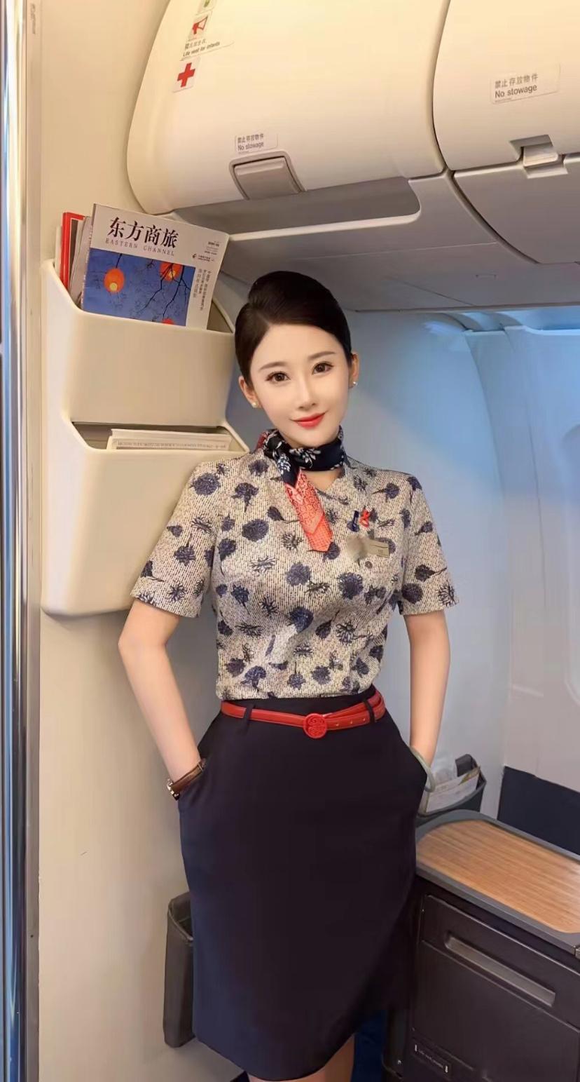 东航空姐的制服照，准备起飞啦。​​​
