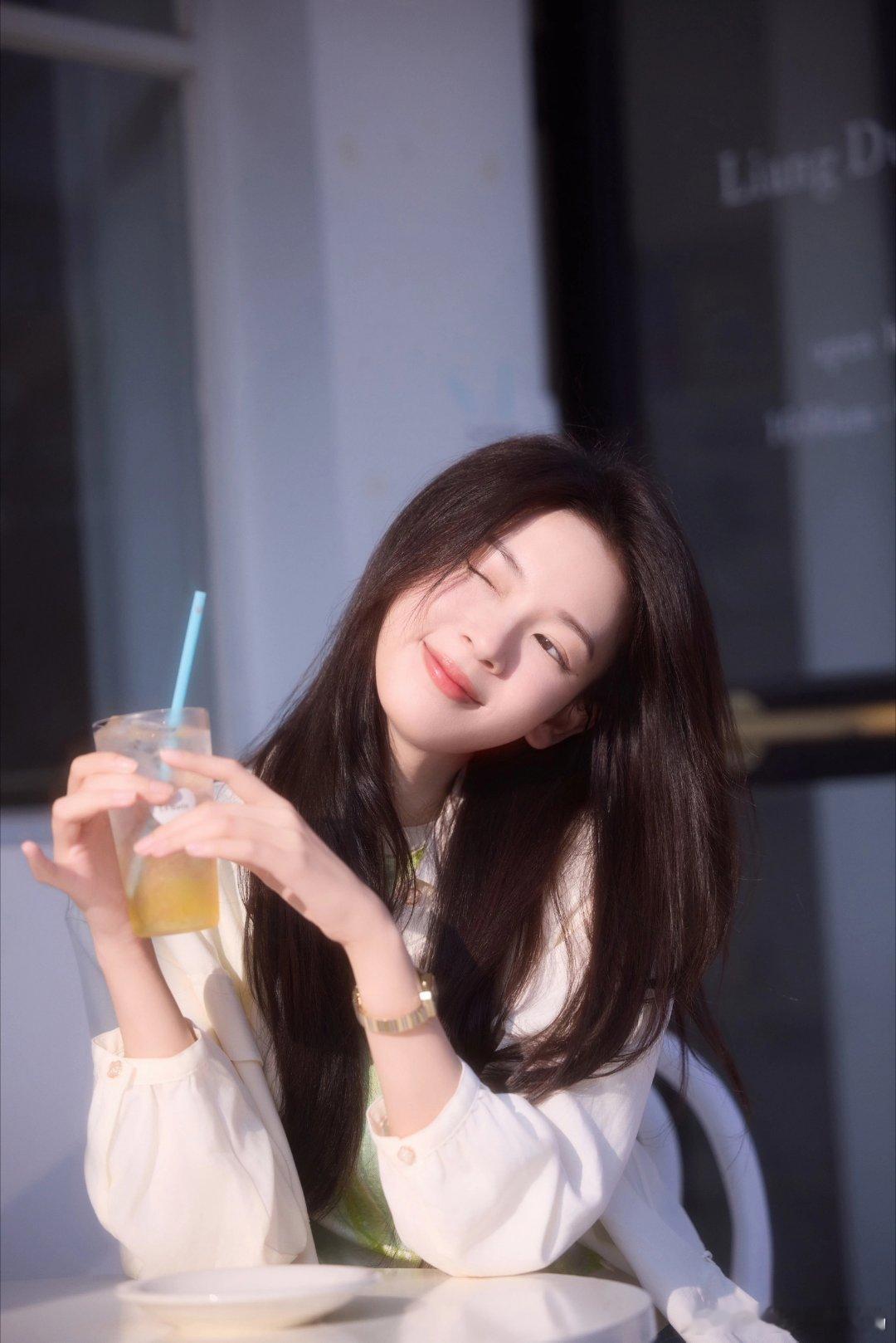 陈瑶好甜陈瑶好听又好看又好看又有实力真的很难得，舞台上闪闪发光，私下还温柔暖心安