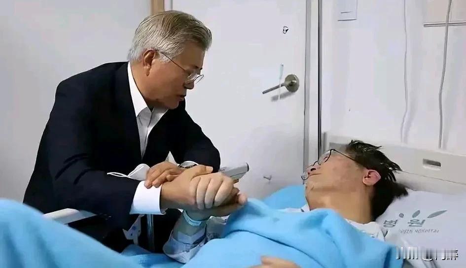 头发一丝不乱，分明就是在演戏，那就继续装。历史总是相似的在韩国政坛上演，然而