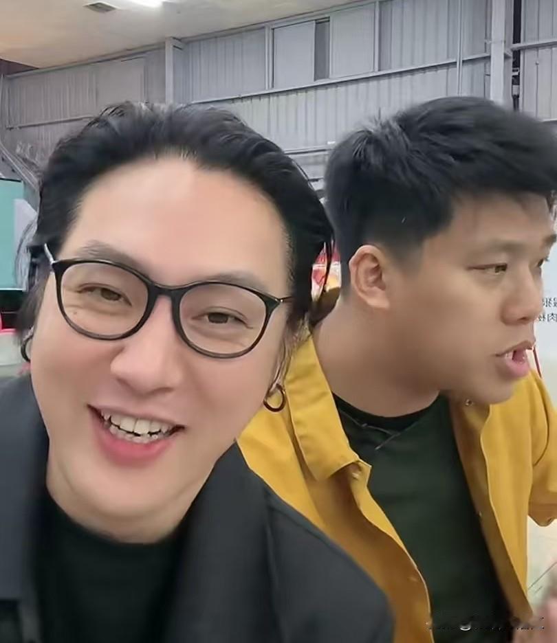 为什么包机的是许雅钧？光头敢怒不敢言？刚刚，葛斯齐直播时说，小S不能包机吗？