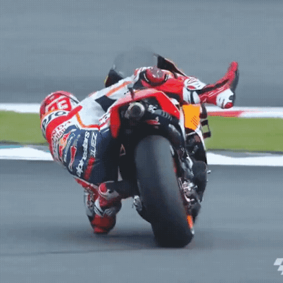 当赛车服受到冲击时会膨胀，从而最大限度地减少对车手的伤害。这就是赛车服“贵”的核