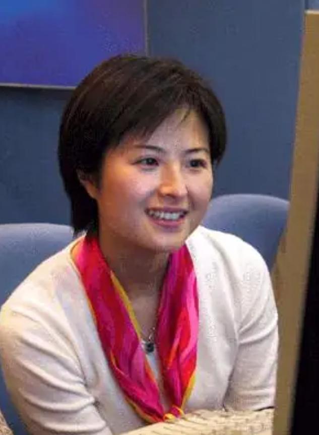 2015年，42岁的“央视名嘴”张泉灵辞职后，趁60岁的丈夫不注意，带着147万