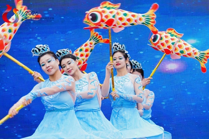 人人都是民间艺术家八方爱好者相聚乌鲁木齐，各类民间艺术精彩绽放。多元演出、特色展