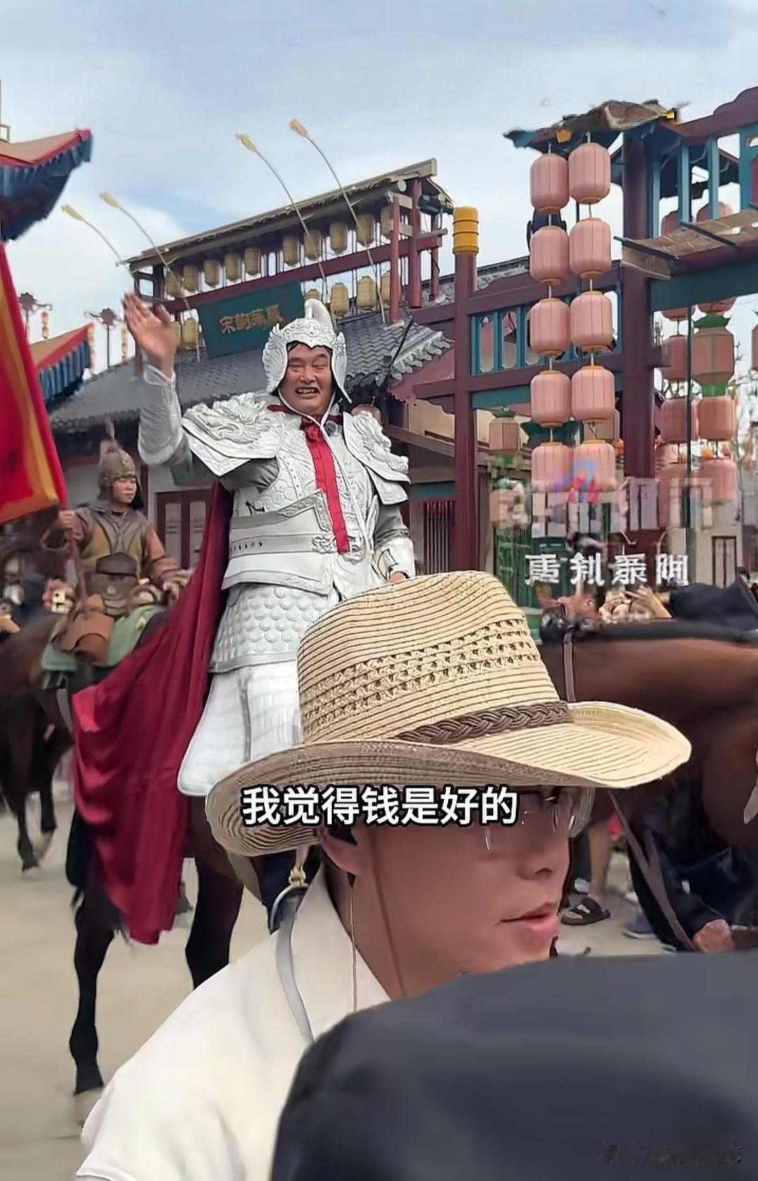 记者问大衣哥朱之文：“有没有人邀请您跨界演戏？”他实话实说：“有，但我没接。拍戏