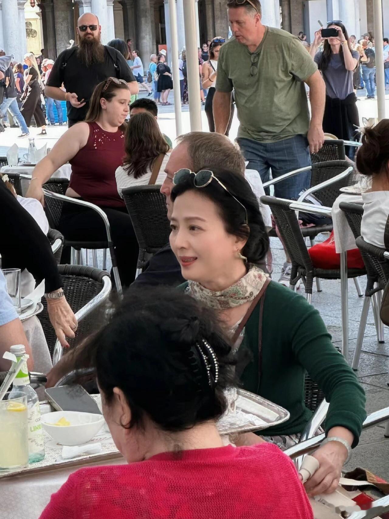 刘亦菲妈妈在国外被偶遇，哪里看得出来已经67岁了？