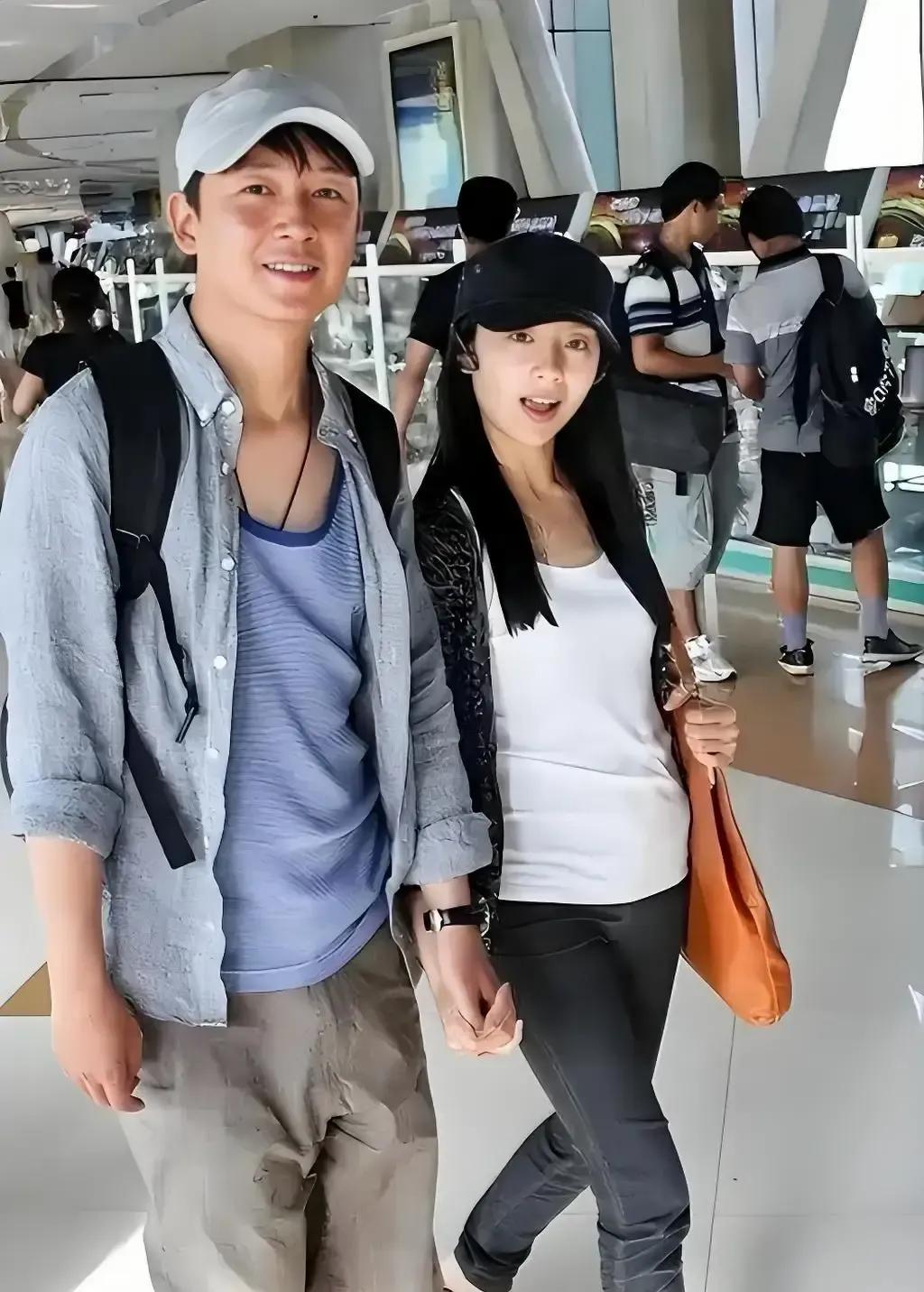 董洁把微博里和潘粤明的合照全删光，我翻她主页像进了刚装修完的新房，连根旧头发都找