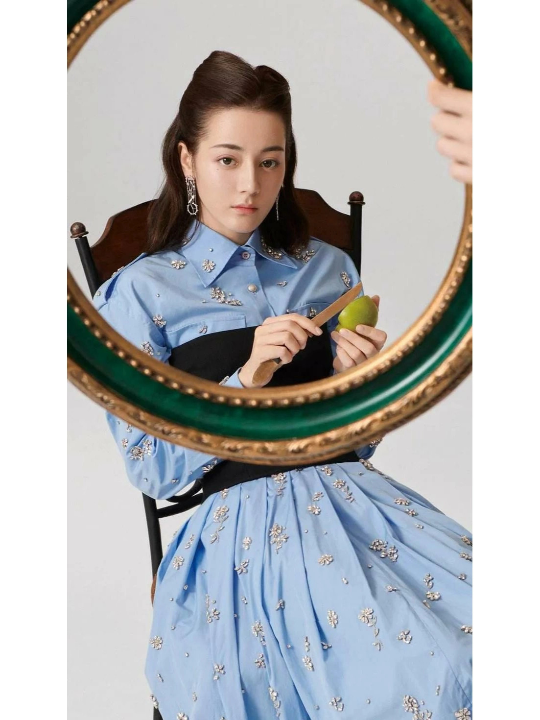 迪丽热巴画中仙镜中人热巴如画中仙，镜中人影摇曳。霓裳羽衣舞翩跹，眸光流转诉千年。