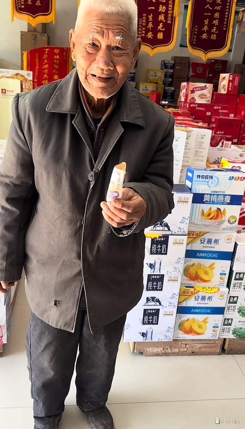 江苏淮安，一位满头白发的老爷爷来到超市里，他拿着五块钱对老板娘说：一块钱一筒的挂