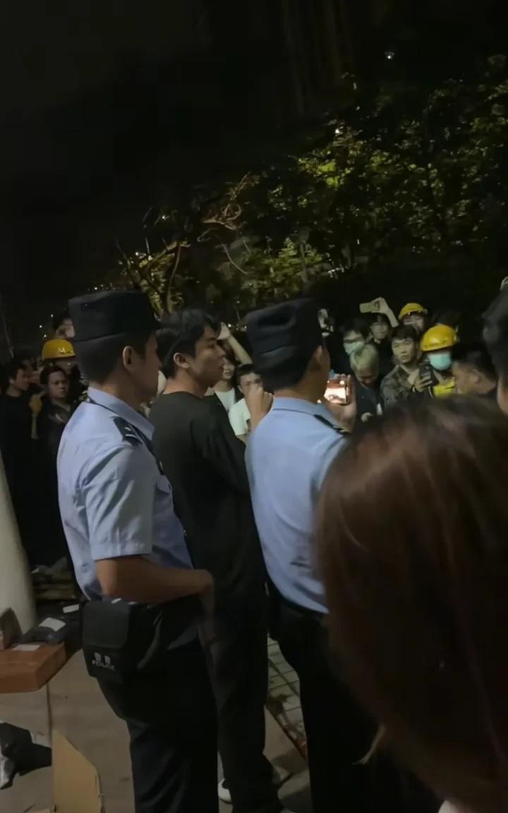 北海万佳超市后续，黑衣服小哥说，牌子是他写的，因为有一名骑手不太礼貌，所有他写了