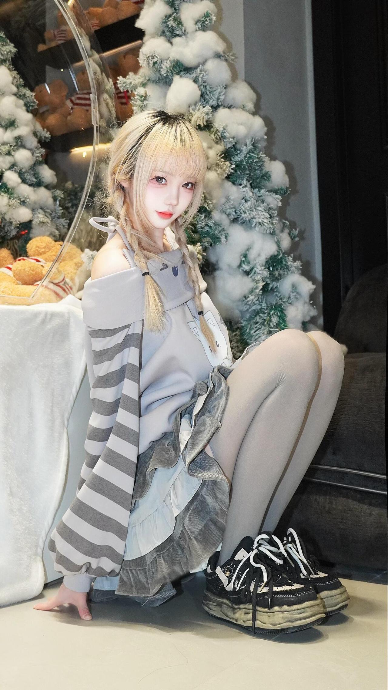 冬日甜美穿搭，毛绒圣诞树背景，可爱少女心爆棚！