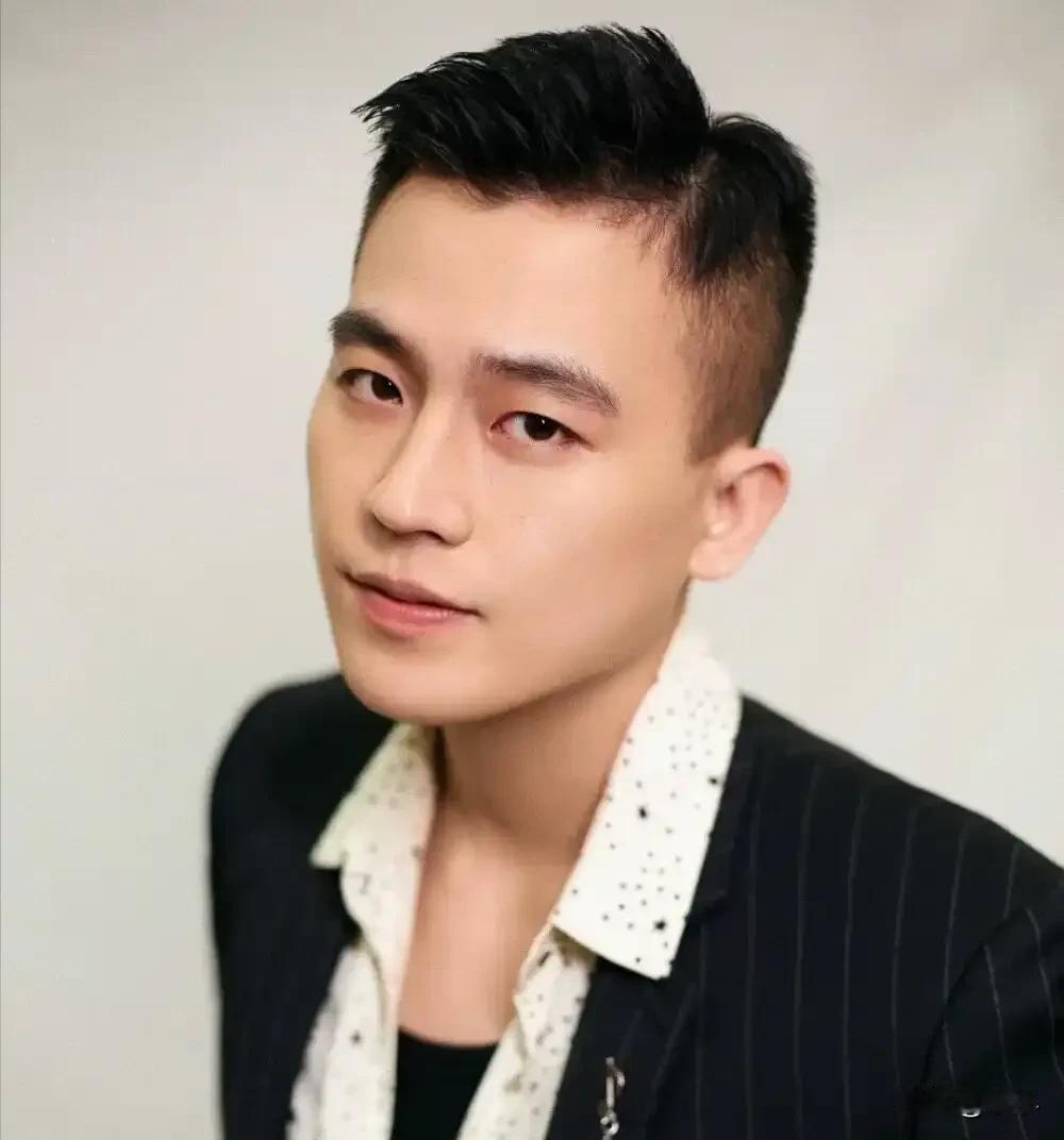 一觉睡醒，是不是全网都知道了33岁的全民男神欧豪，新剧《交锋》要开播了。