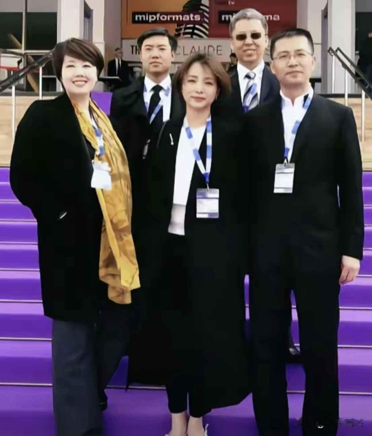 董卿现身合影，黑风衣引热议，她为何还能被记住前几天网上突然出现一张五人合照，