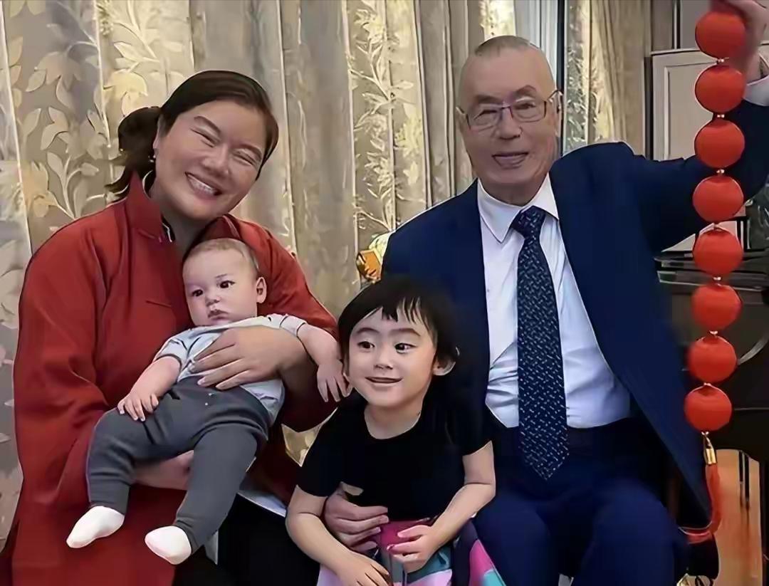 钢琴大师刘诗昆一家四口，着实令人赏心悦目。87岁的刘诗昆儿女双全，一家四口的生活