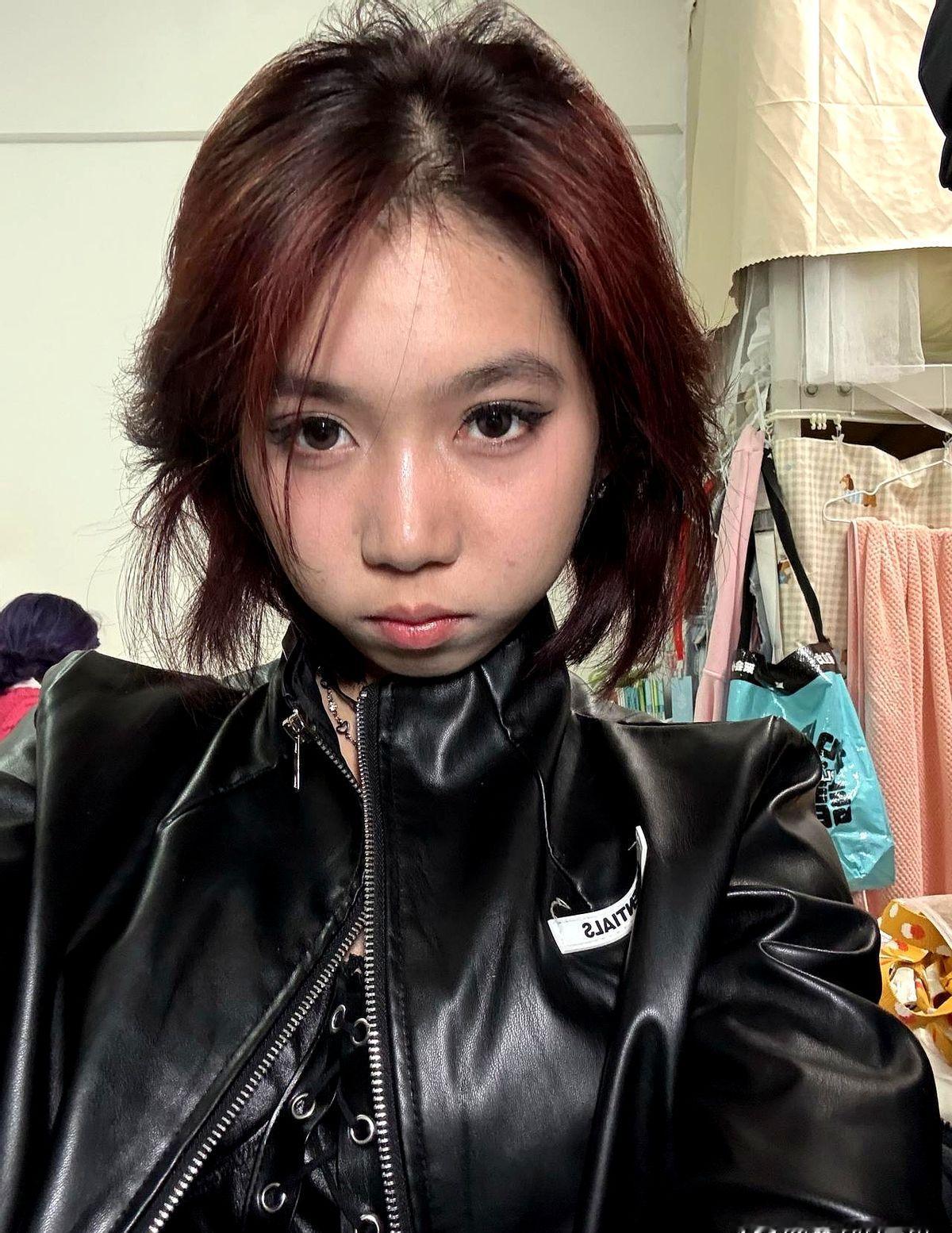 “看来你们要再养我一年了！我一时半会儿找不到兼职，大一课程很满，也没人要我。”女