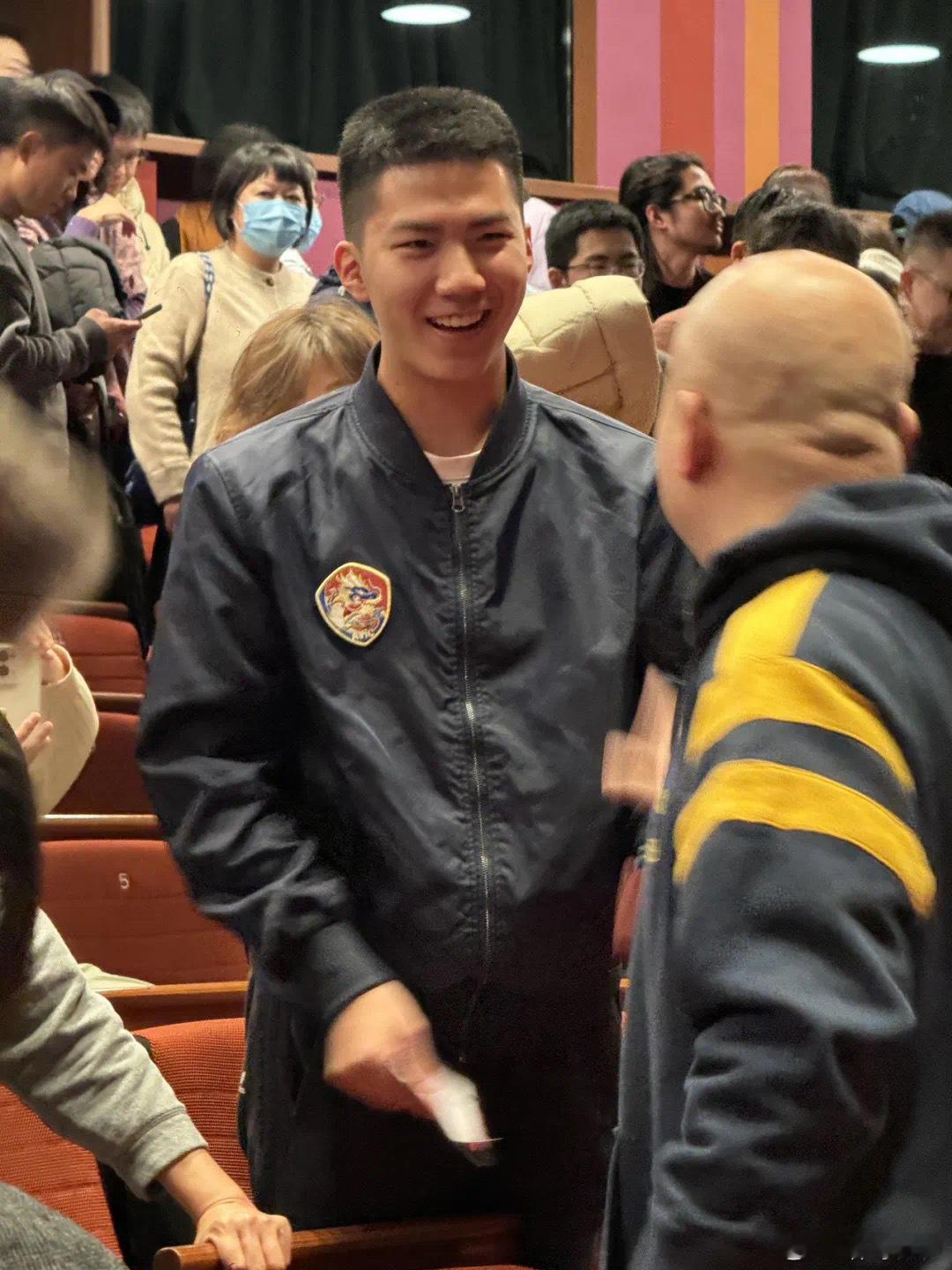康康身高气质堪称内娱星二代天花板，康康和胡军一样高了，他继承了父亲的硬汉气质，眼