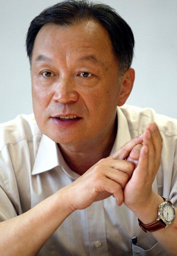 温铁军教授曾一针见血表示，我们为什么一定要走西方那条老路呢？把农民都赶进城，在城