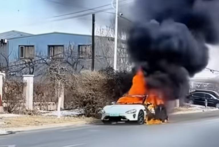 两月三起火，小米汽车这三把火会使小米越来越兴旺吗？小米SU7两月内三起起火