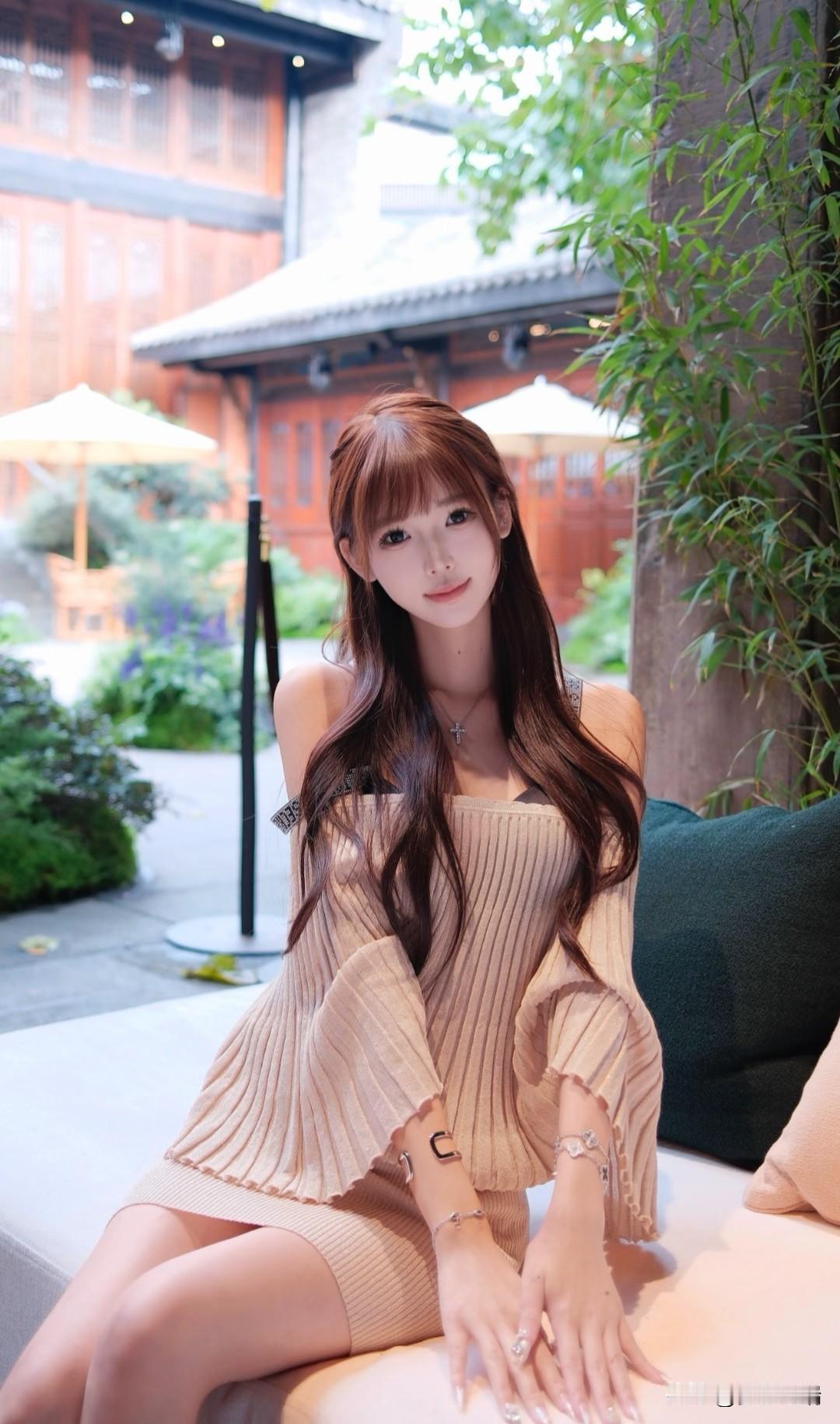 温柔少女在古风庭院中，甜美笑容，优雅气质。