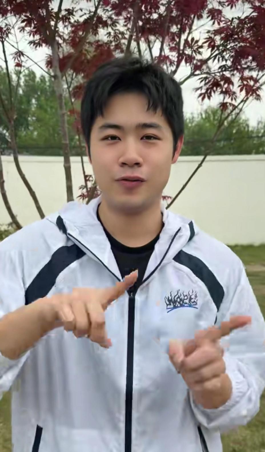 草莓熊万万没想到，他和袁励岑合拍了个跳舞视频，差点没“笑死”在评论区，真是