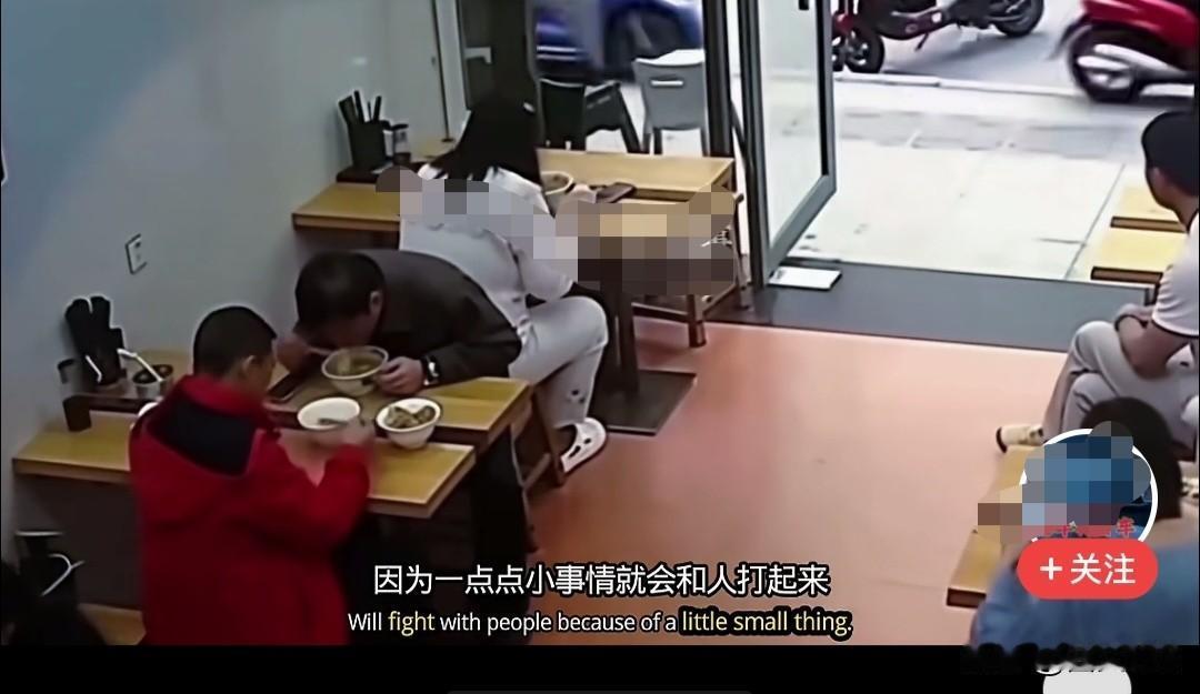 炸裂，女的在餐馆因男人吃饭挨得自己太近，两个人吵了几句，女人拿起一碗面就往男子头