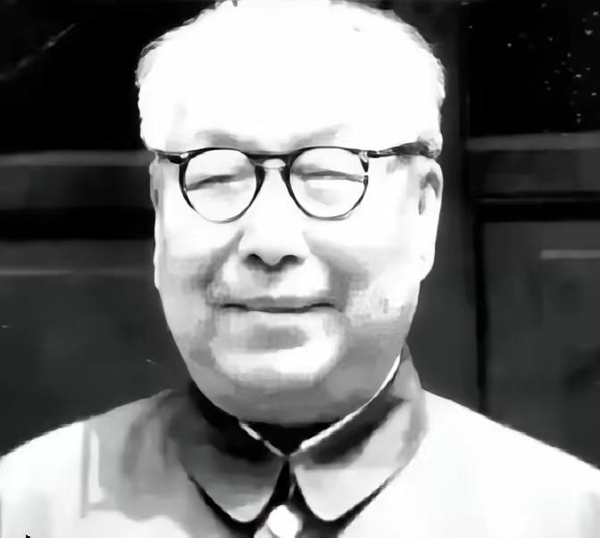 1988年，农民朱海清赤裸上身锄地，汗珠渗入泥土。村长慌忙冲进山脊，声音哽咽：
