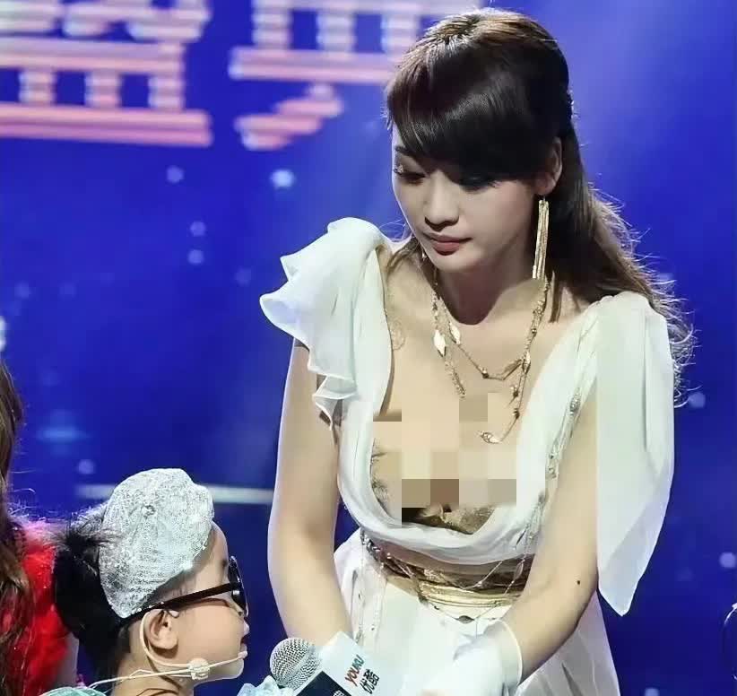 柳岩姐姐的主持功力和时尚感都是顶呱呱的，郭德刚表面波澜不惊，内心实则小鹿