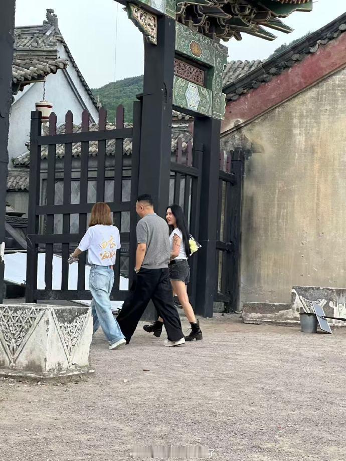 花少导演探班龚俊花少导演李超探班龚俊花少导演李超直奔《白衣公卿》探班龚俊，花篮