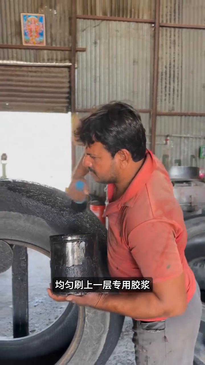 旧胎重塑如新。你知道印度是如何翻新报废旧轮胎的吗？·工人先把废旧轮胎从轮毂上