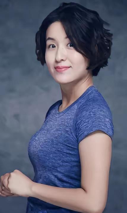 秦雯袭警的事出蓝底白字的公告了，可以跟繁华剧组的声明对比一下，是不是可以说剧组被