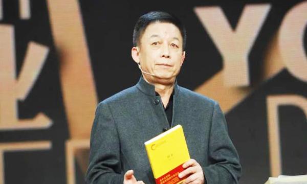 1992年，易中天在厦门大学上课时，一名女生突然站起来冲他大声表白:“易老师，我