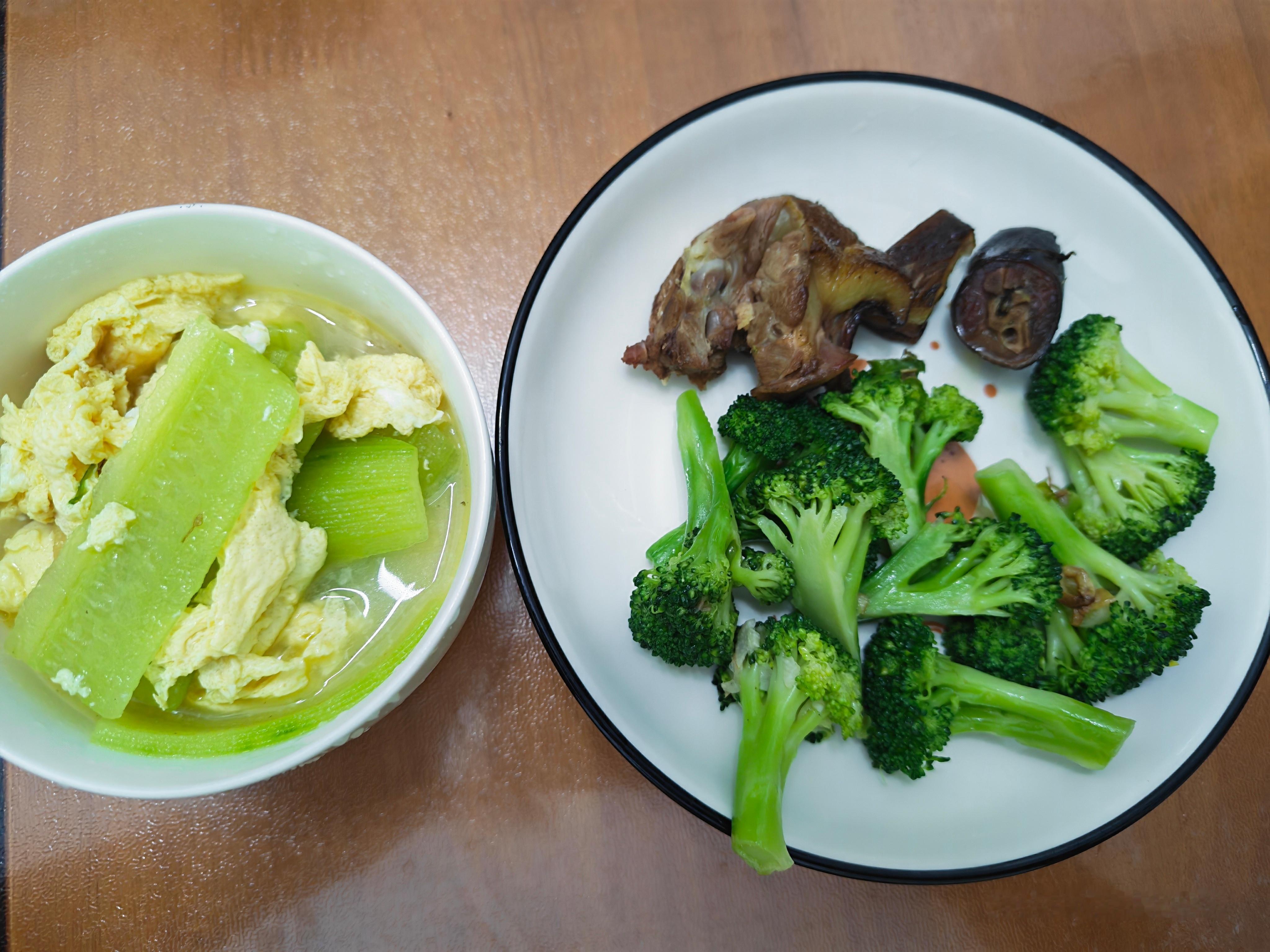 重启减脂日常，减脂餐准时上线。不再敷衍摆烂，用心搭配每一餐。褪去浮躁，在规律饮食