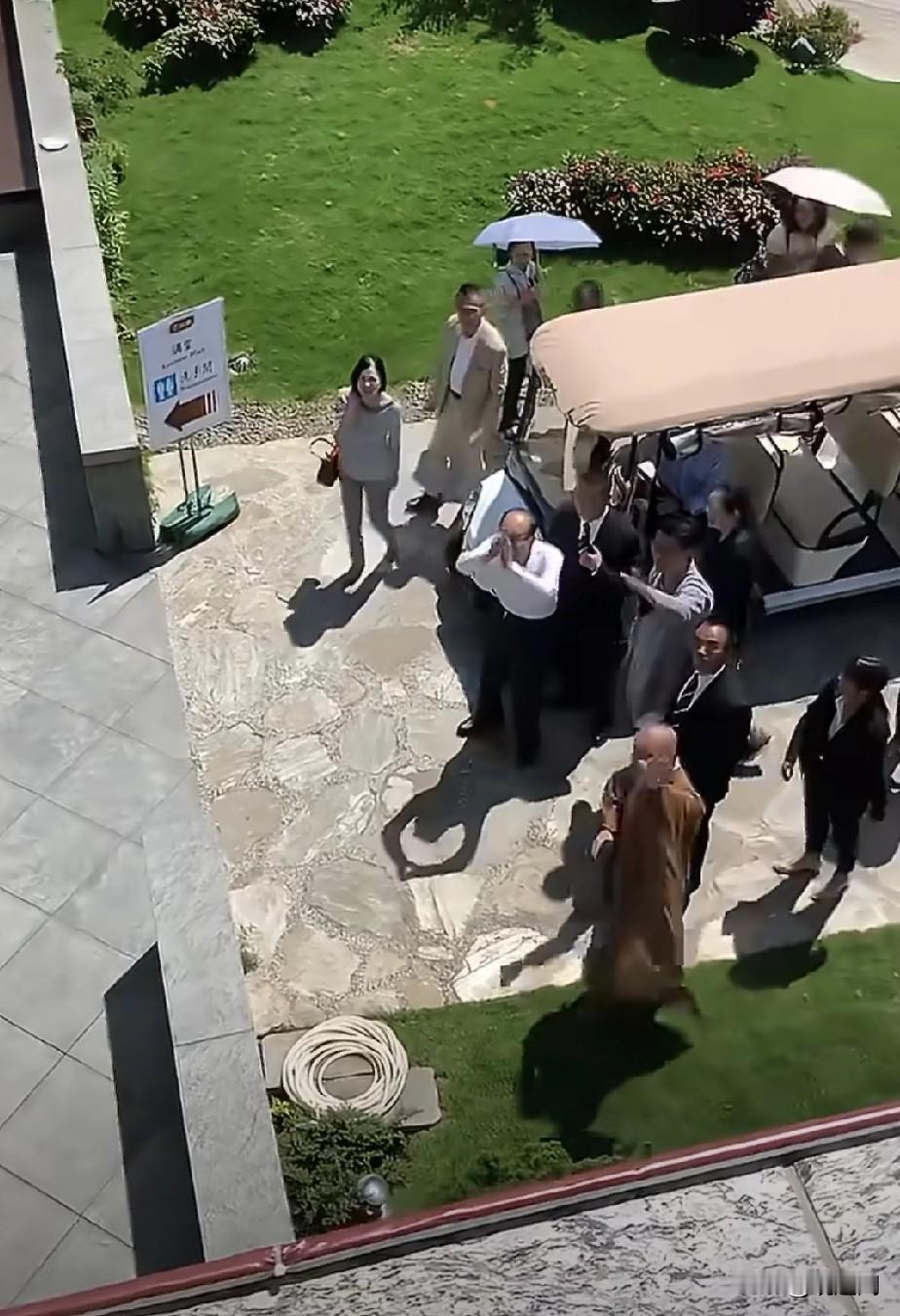 大佬也信佛迎财神！李嘉诚一行共计约10人，在慈山寺迎财神！核心成员为长子李泽