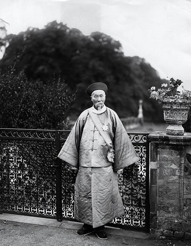 1863年，丧妻的李鸿章再娶。新婚当天，李鸿章看到陪嫁丫鬟冬梅后，有了心动的感