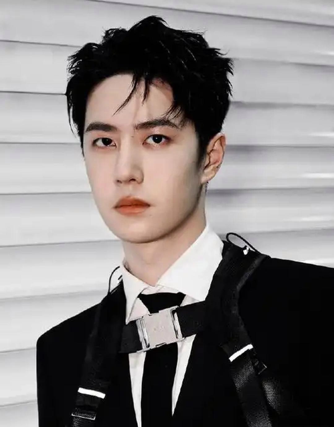 我有个在乐华上班的朋友，喝多了才肯说实话。人家拿捏着命脉呢，哪是想走就能走的