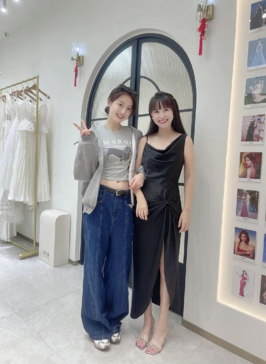 近日，冯琳到上海陆家嘴礼服店选主持礼服，她穿着私服，有点小肚腩，网友竟然说她没有