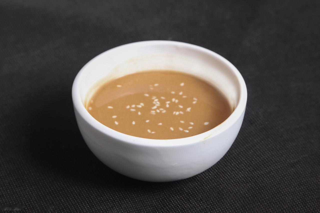 专家呼吁：马上停用4种调味酱，它是肠癌催化剂！再下饭也别沾餐桌上摆着各种酱料