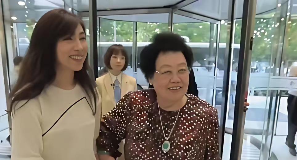 这才是豪门聪明的儿媳妇。哪个女人当陈的儿媳妇，都会对陈千依百顺的，有什么好奇怪的