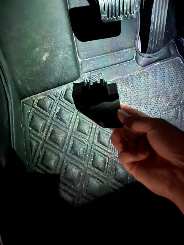 这是啥东西提车已经一个多月了，昨天正常开车过程中，图片脚上方掉了一个这个黑色的