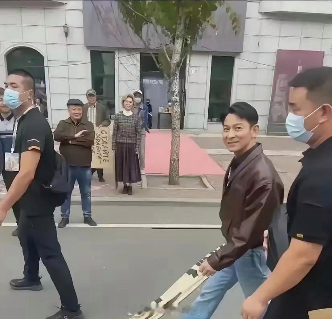 这应该是刘德华最想删的照片吧