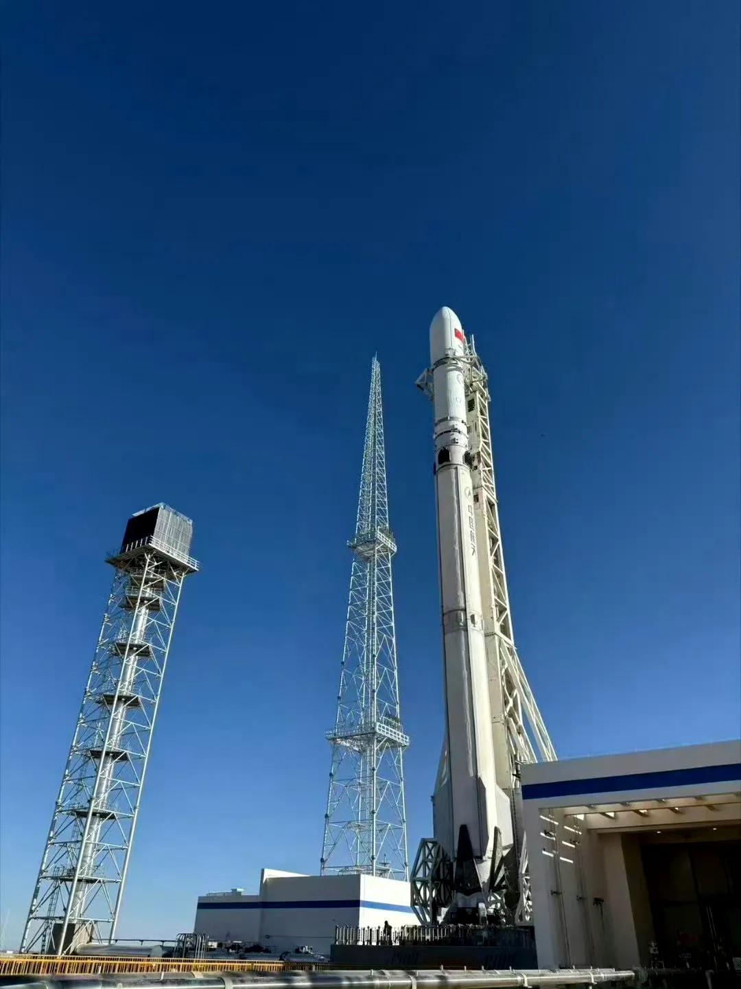 接下来最让人期待的就是下面这个了，我国可回收火箭今年最后的希望种子了，时间已经定