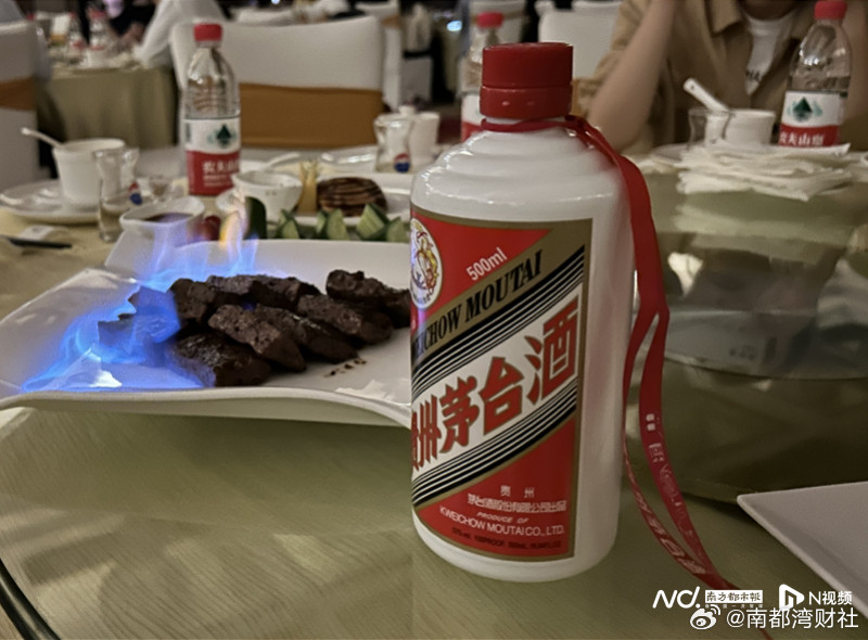 【#贵州茅台公布成绩单#,半年营收近900亿元】#贵州茅台半年营收近900亿#白