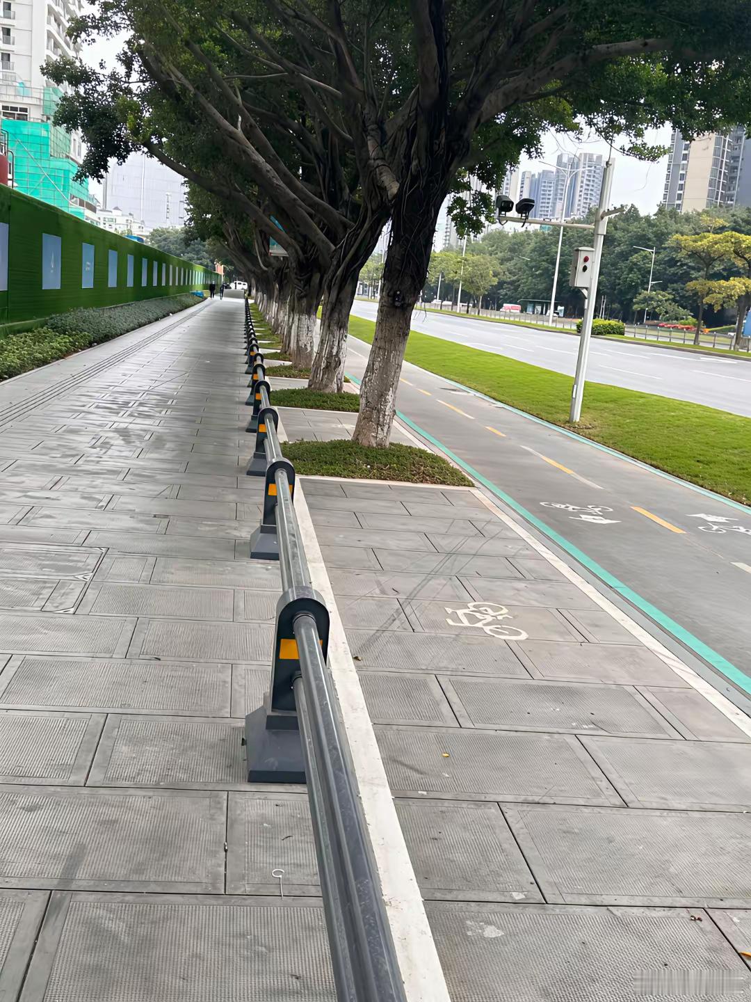 深圳的基建确实有点东西，这个设计值得深圳所有道路设计和建设参考和学习。