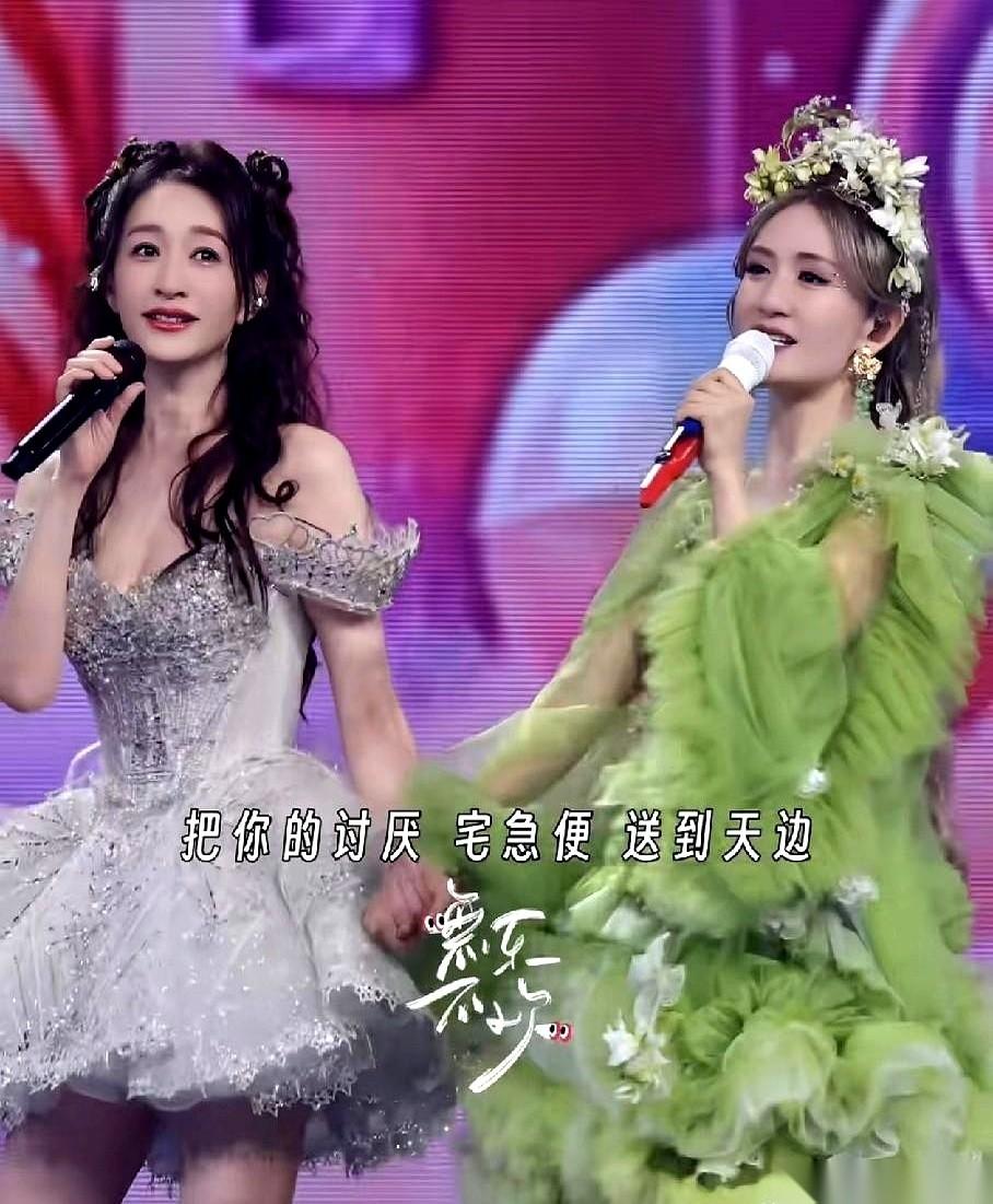 李小冉亲口说过，那次唱《心愿便利贴》，第一句就崩了，是她心里的一个疙瘩。结果镜