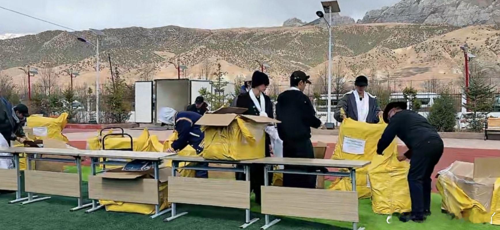 十个勤天送校服十个勤天又一次让我感受到了什么叫言出必行，重返囊谦的他们依旧是那