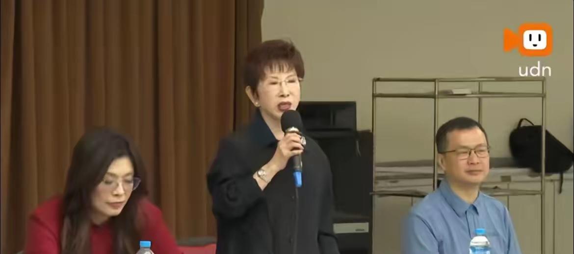 洪秀柱：希望侯汉廷回到国民党今天这场面真热闹，侯汉廷办个新书会，居然变成了抢