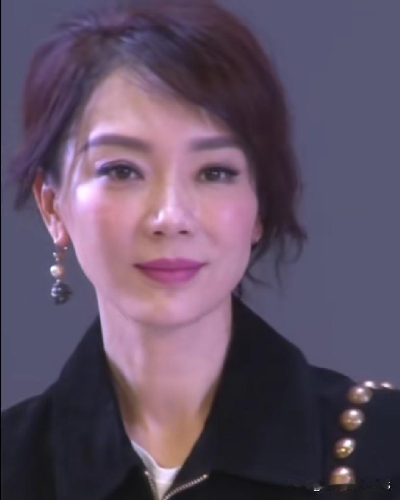 一眼就认出是陈数，除了明星光环，她的精气神就是与众不同。脸上五官、表情笑容全是光