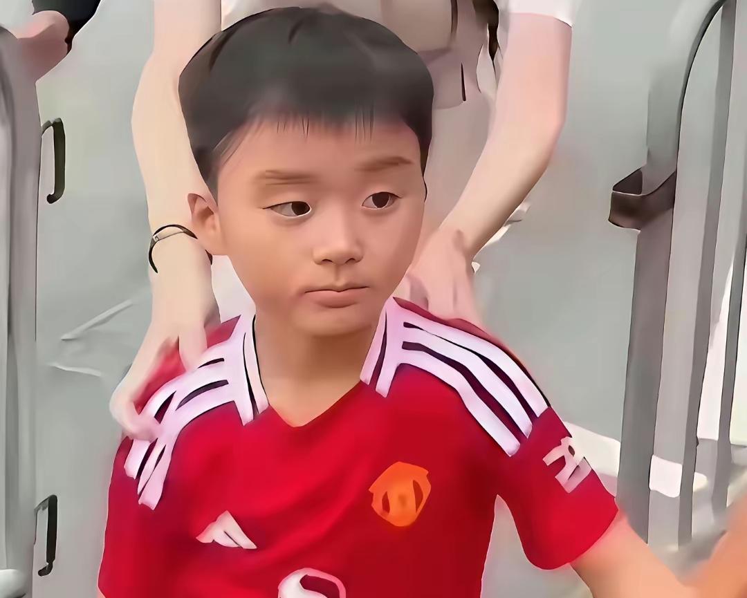 孩子的长相一般是女孩像爸男孩像妈奚梦瑶的儿子就随了他的妈妈长相一点没有随他的
