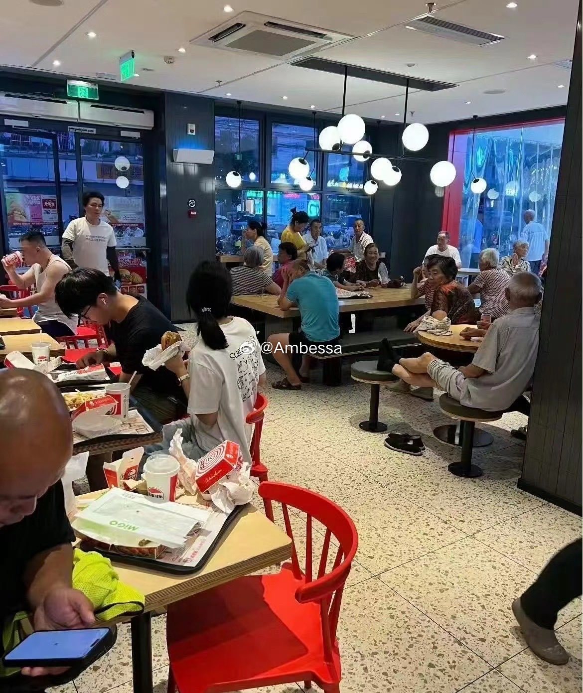 天啊，惊呆了！肯德基都快被大爷大妈占满了！蹭空调都算了，还有人直接脱掉鞋子……